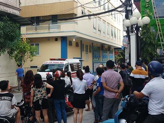 Thầy giáo người Mỹ rơi từ tầng 4 xuống đất ở Nghệ An