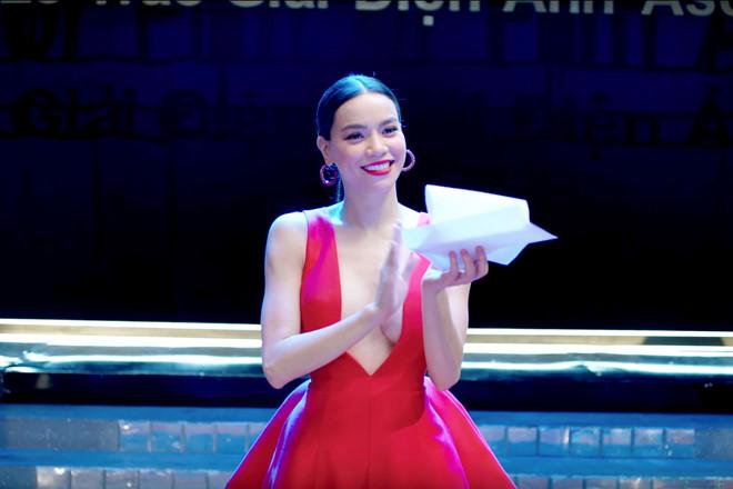 Hồ Ngọc Hà ăn mặc lạ lùng: Nhìn sau tưởng top bra, quay trước nhầm thành áo yếm-7