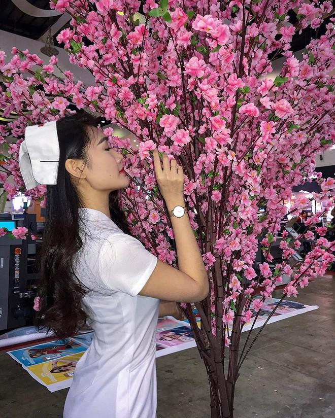Đã lùng ra danh tính nữ y tá sở hữu ngoại hình cực phẩm, nhìn ảnh đời thường còn lịm tim hơn nhiều-1