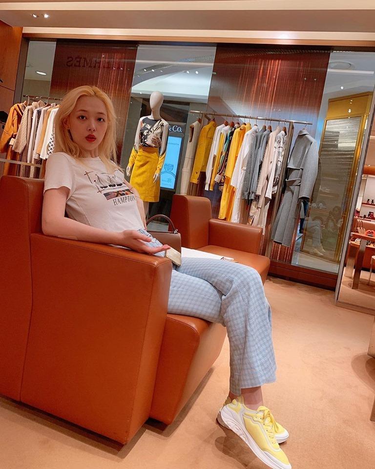 Công chúa thị phi Sulli khoe vẻ đẹp không tì vết với mái tóc vàng-1