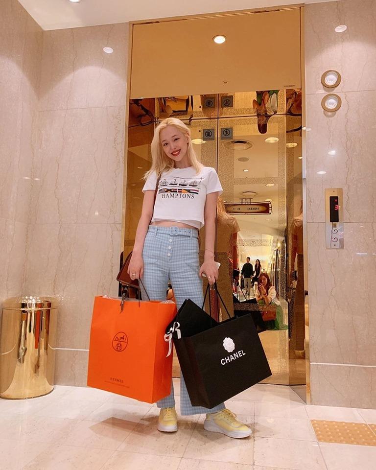 Công chúa thị phi Sulli khoe vẻ đẹp không tì vết với mái tóc vàng-2