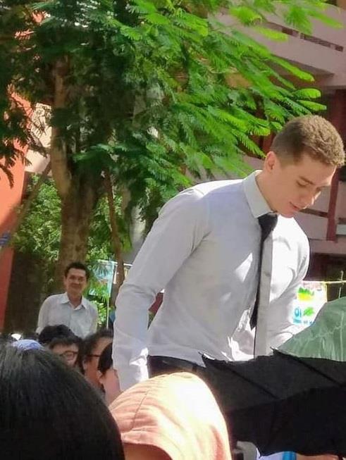 Thầy giáo soái Tây được hội chị em tìm kiếm sau ảnh chụp lén-1