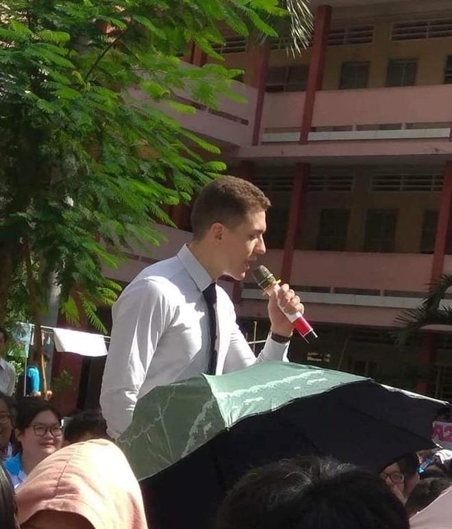 Thầy giáo soái Tây được hội chị em tìm kiếm sau ảnh chụp lén-2