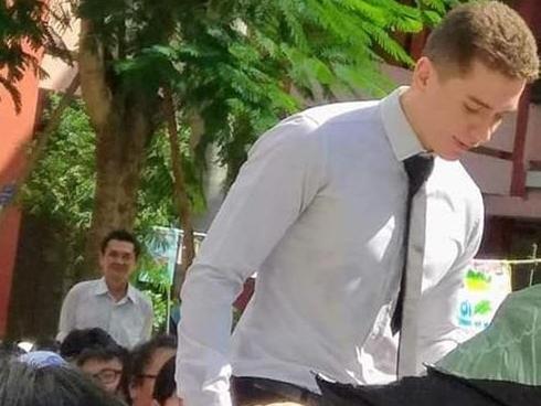 Thầy giáo bụng bia có body chuẩn và săn chắc gây bão-4