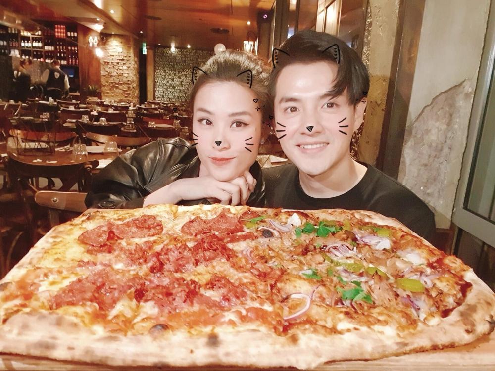 Đông Nhi quên lời bài hát, fan đổ do ăn pizza siêu to khổng lồ-5