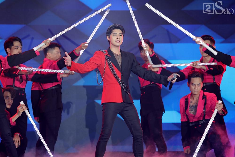 Đông Nhi quên lời bài hát, fan đổ do ăn pizza siêu to khổng lồ-14