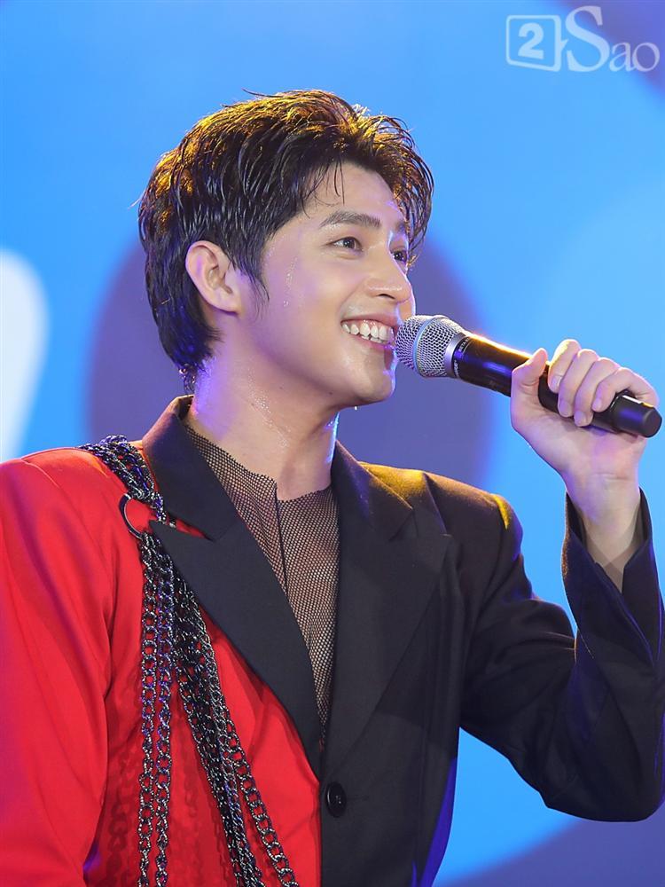 Đông Nhi quên lời bài hát, fan đổ do ăn pizza siêu to khổng lồ-13