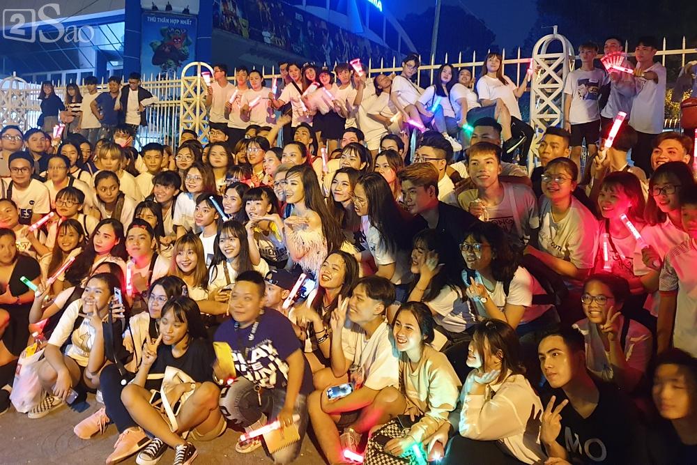 Đông Nhi quên lời bài hát, fan đổ do ăn pizza siêu to khổng lồ-8