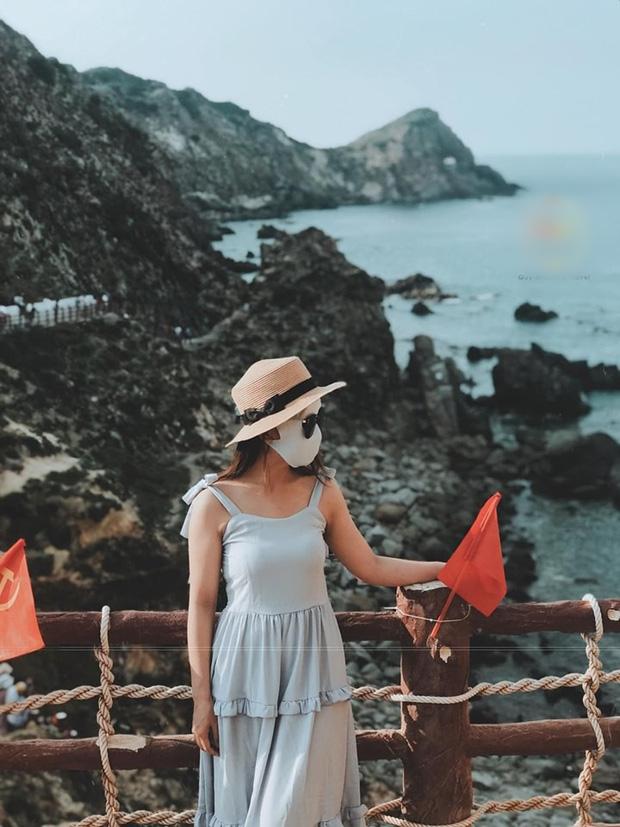 Bí kíp du lịch hè mà sợ cháy nắng: Cứ tự tin bịt khẩu trang kín mít như ninja mà check-in không trượt ảnh nào!-14