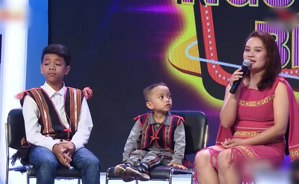 Trấn Thành - Việt Hương rơi nước mắt trước cô gái trẻ bất chấp lệ làng cứu hai đứa bé suýt bị chôn sống-1