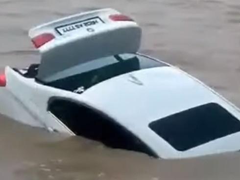 SƯỚNG QUÁ HÓA RỒ: Không hài lòng với món quà bố mẹ tặng sinh nhật, chàng trai lao thẳng BMW xuống sông