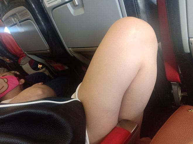 Cô gái nằm ngửa trên máy bay, gác chân lên người khác gây bức xúc-1