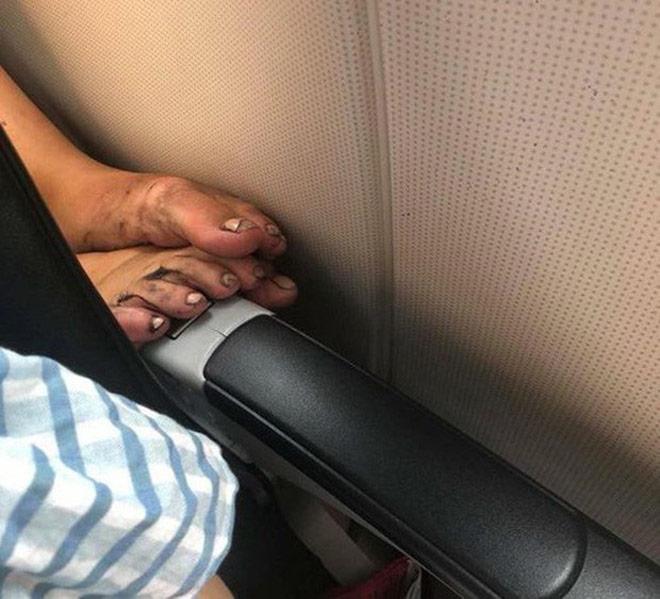 Cô gái nằm ngửa trên máy bay, gác chân lên người khác gây bức xúc-5