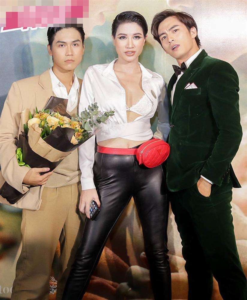 Muôn kiểu thời trang lộ nội y khi livestream của thánh chửi Trang Trần-8