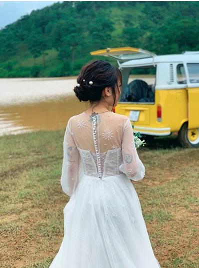 Con gái Minh Nhựa mặc váy cưới đuôi cá gợi cảm với sneaker, khoe hình xăm cực kỳ cá tính-9