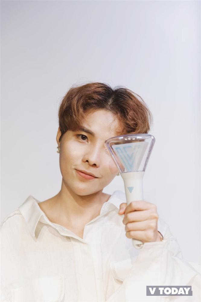 Lightstick chuẩn Hàn Quốc của Vũ Cát Tường có logo khá giống với SEVENTEEN và WINNER-1