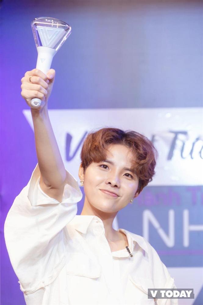 Lightstick chuẩn Hàn Quốc của Vũ Cát Tường có logo khá giống với SEVENTEEN và WINNER-2