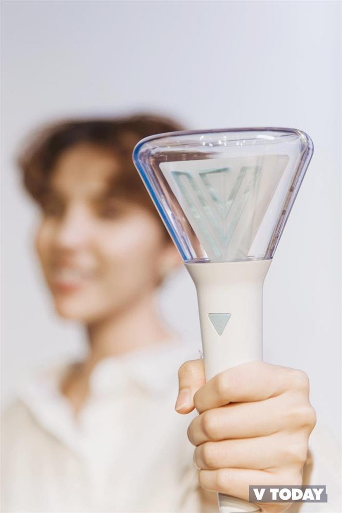 Lightstick chuẩn Hàn Quốc của Vũ Cát Tường có logo khá giống với SEVENTEEN và WINNER-3