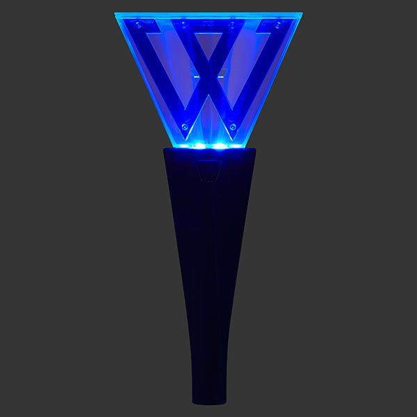 Lightstick chuẩn Hàn Quốc của Vũ Cát Tường có logo khá giống với SEVENTEEN và WINNER-5