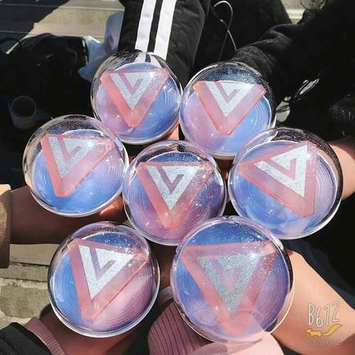 Lightstick chuẩn Hàn Quốc của Vũ Cát Tường có logo khá giống với SEVENTEEN và WINNER-4