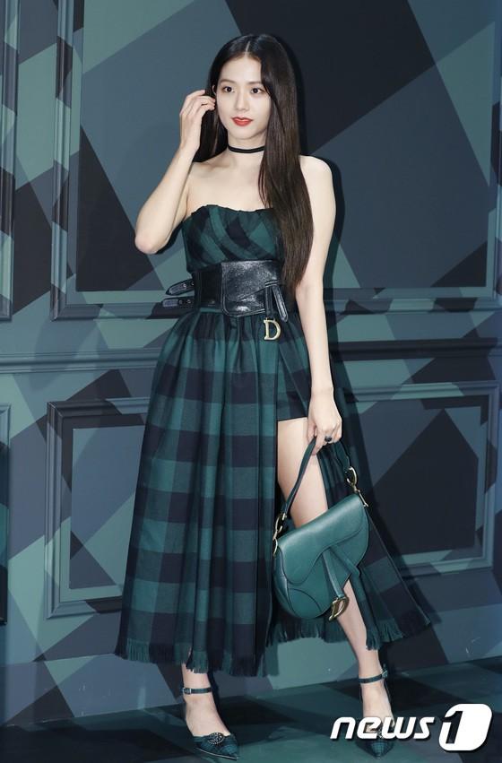 Trời ơi, xem nữ thần BLACKPINK gây bão vì ‘đánh lẻ’ dự sự kiện: Vai trần, vòng 1 lấp ló, lại còn váy xẻ cao lộ chân trắng ngần-1