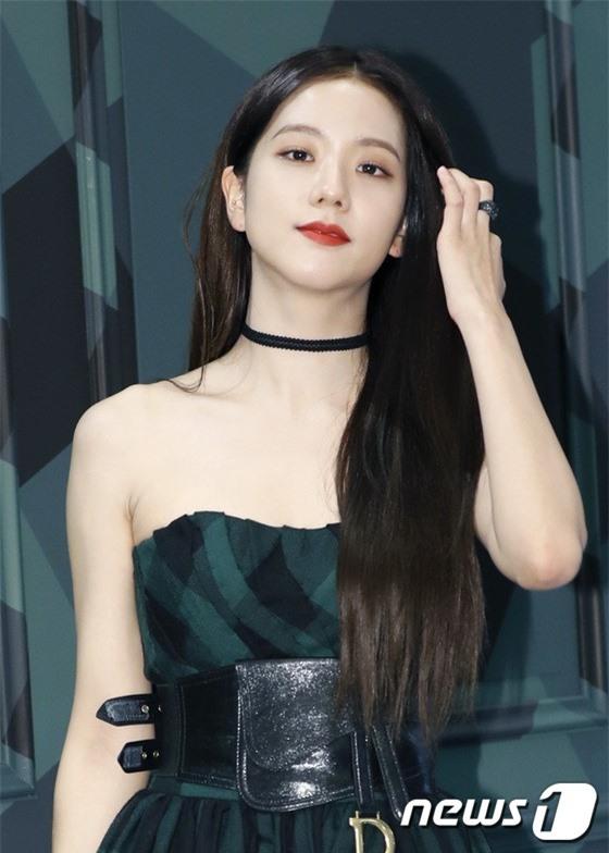 Trời ơi, xem nữ thần BLACKPINK gây bão vì ‘đánh lẻ’ dự sự kiện: Vai trần, vòng 1 lấp ló, lại còn váy xẻ cao lộ chân trắng ngần-4