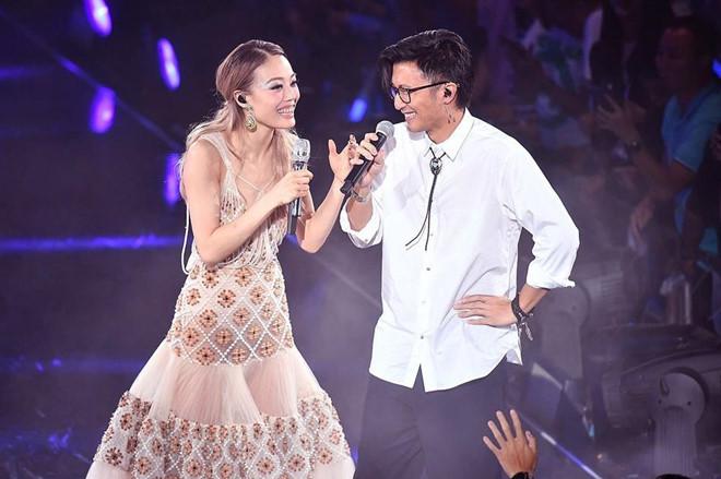 Tạ Đình Phong cười trừ khi được hỏi về chuyện yêu Vương Phi-1