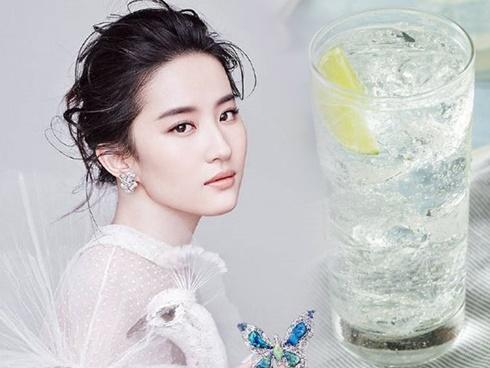 Rửa mặt bằng nước khoáng có ga có tốt không, mà sao Lưu Diệc Phi lại mê mẩn đến thế?