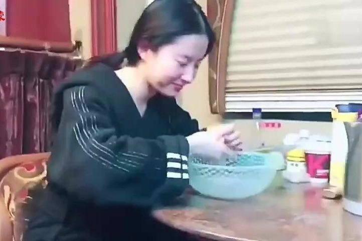 Rửa mặt bằng nước khoáng có ga có tốt không, mà sao Lưu Diệc Phi lại mê mẩn đến thế?-4