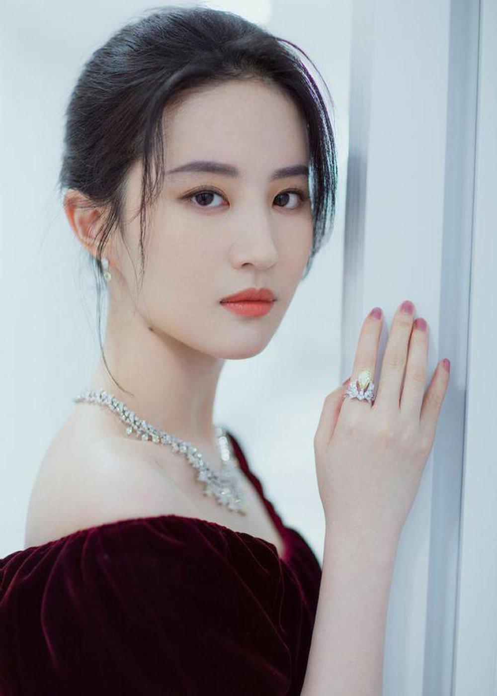 Rửa mặt bằng nước khoáng có ga có tốt không, mà sao Lưu Diệc Phi lại mê mẩn đến thế?-2