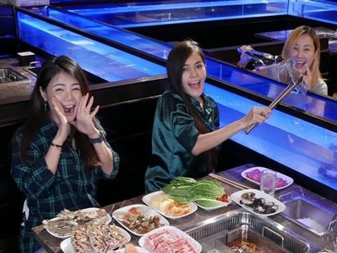 Trải nghiệm 'câu' hải sản tại bàn hút khách ở nhà hàng Singapore