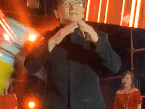 Thành Long giật mình khi bị trúng đòn ngay trên sân khấu