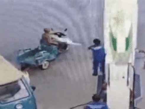 Clip: Đang lái xe, tài xế bị đột quỵ, đổ gục ra vô lăng và phản ứng cực nhanh của phụ xế làm ai cũng run bắn người-4