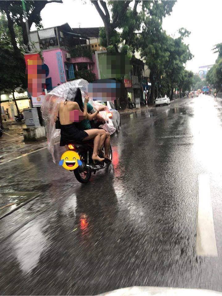 Cởi trần dạo phố Hà Nội ngày mưa, cô gái trẻ gây sốc người đi đường với kiểu thời trang kinh hãi-1