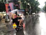 Cởi trần dạo phố Hà Nội ngày mưa, cô gái trẻ gây sốc người đi đường với kiểu thời trang kinh hãi