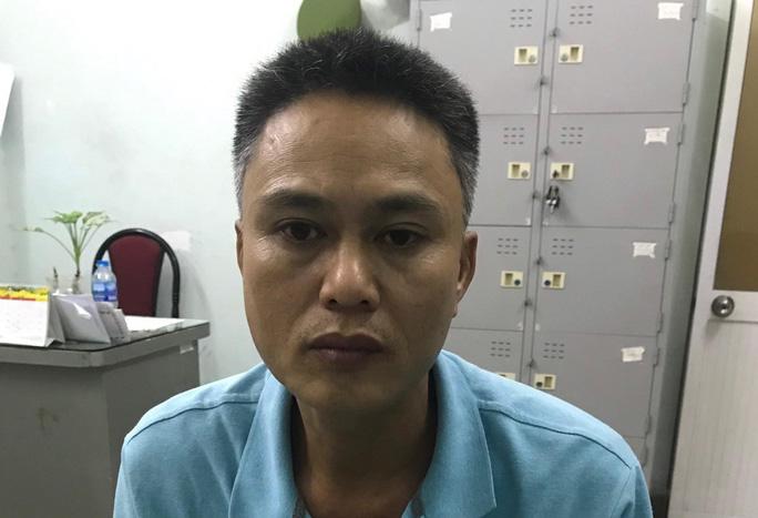 Chân dung kẻ dùng dao đâm liên tiếp vào cổ một phụ nữ giữa đường-1