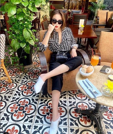 Khoe ảnh ngoáy mũi giữa quán cà phê sang chảnh, hoa hậu Kỳ Duyên khiến dân mạng hết vía-1