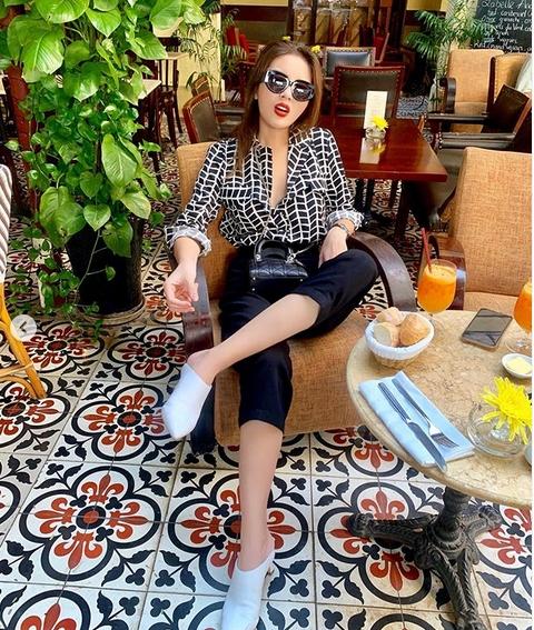 Khoe ảnh ngoáy mũi giữa quán cà phê sang chảnh, hoa hậu Kỳ Duyên khiến dân mạng hết vía-2