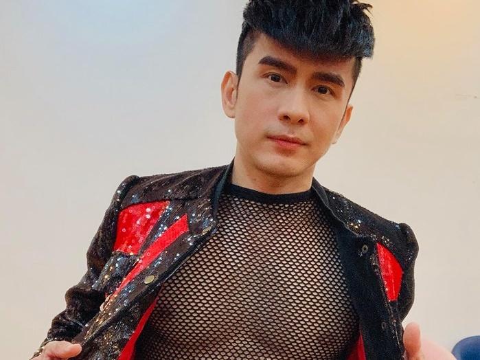 Trần Tiểu Vy, Lương Thùy Linh mặc đầm xẻ sâu đụng hàng Tóc Tiên và Mâu Thủy nhưng không mạnh dạn khoe vòng 1 như đàn chị-10