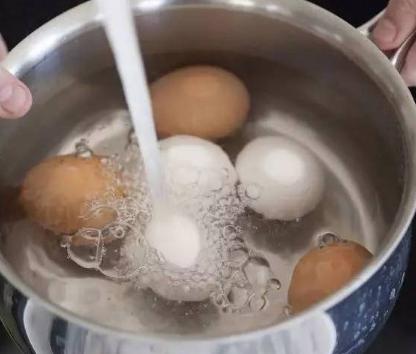 Chỉ thêm 2 gia vị này, trứng luộc vừa ngon lại dễ bóc, thật tiếc ít người biết điều này-1