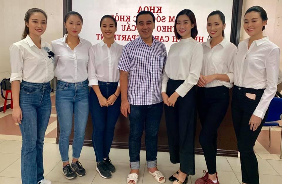 MC Quyền Linh mang dép tổ ong đi muôn nơi dù là sánh bước cùng vợ sành điệu hay các hoa hậu xinh lung linh-4