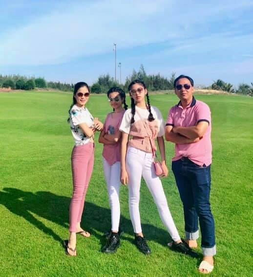 MC Quyền Linh mang dép tổ ong đi muôn nơi dù là sánh bước cùng vợ sành điệu hay các hoa hậu xinh lung linh-8