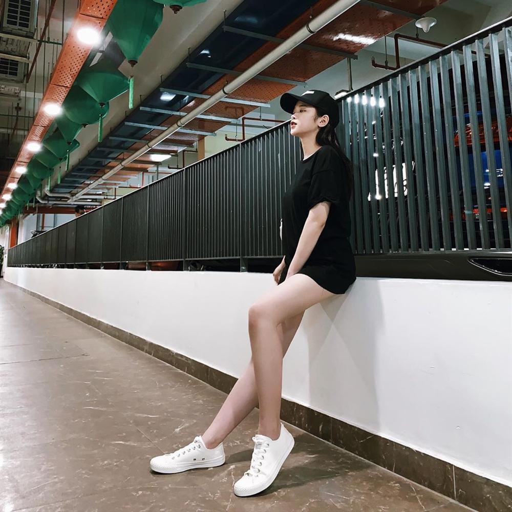 Linh Ka khoe street style như không mặc quần - Nhật Lê lăng-xê quần shorts 5 phân-1