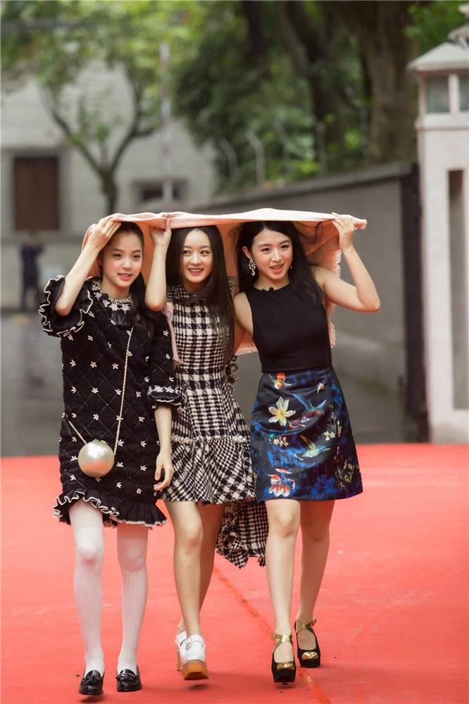 Mặc thiên hạ tung tin đồn ly hôn, Triệu Lệ Dĩnh và Phùng Thiệu Phong làm đám cưới sau 1 năm đăng ký kết hôn?-2