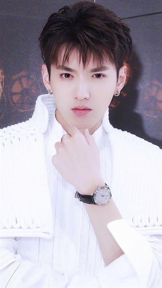 Ngô Diệc Phàm bị chiếu tia laser có khả năng gây mù khi biểu diễn-2