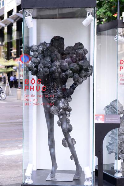 ‘Độc phục’ - thời trang từ bụi hút du khách trên phố đi bộ-4