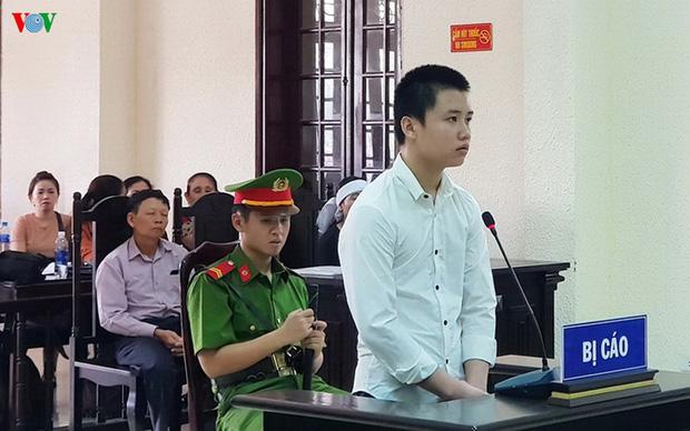 Thiếu niên đâm chết người vì bị nhắc vượt đèn đỏ bật khóc bên mẹ-1