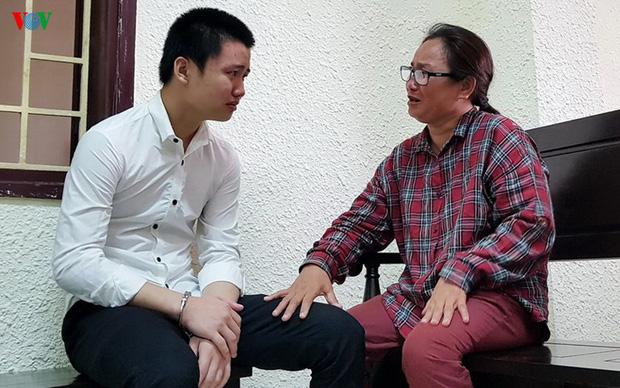 Thiếu niên đâm chết người vì bị nhắc vượt đèn đỏ bật khóc bên mẹ-2