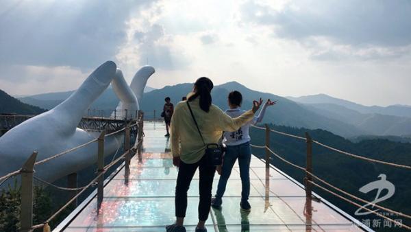 Xuất hiện bàn tay Phật đỡ cầu vồng, phiên bản giống cầu Vàng Đà Nẵng-1