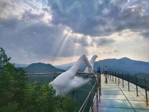 Cầu Vàng tuyệt đẹp dưới ống kính khách Tây-1